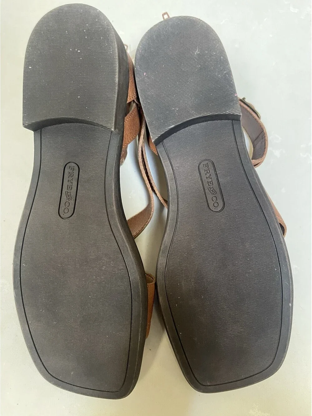 The Frye and Co. Tallu Cognac Flat Sandals feature crisscross straps Size 9.5